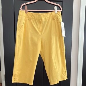 NWT Larry Levine Yellow Wide Leg Stretch Capris.Size 14. Decorative Buttons.